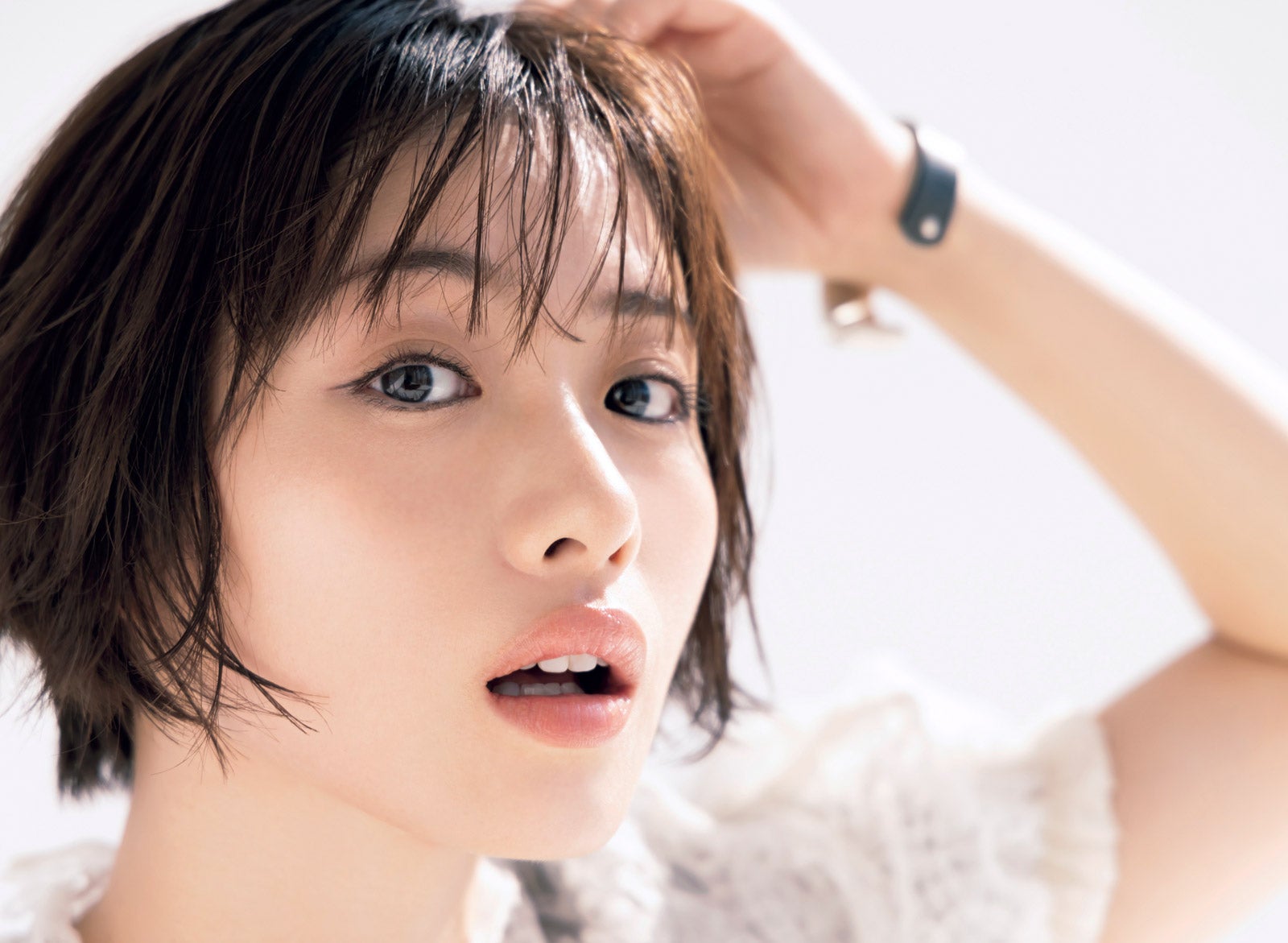 石原さとみ「母になった後では驚くほど感じ方が違った」産後の変化を語る「LEE」初表紙