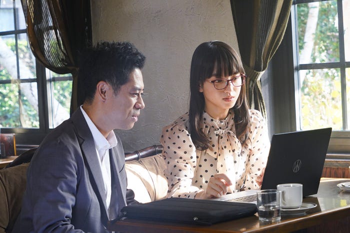 伊藤淳史、清原果耶 「invert 城塚翡翠 倒叙集」第1話より(C)日本テレビ