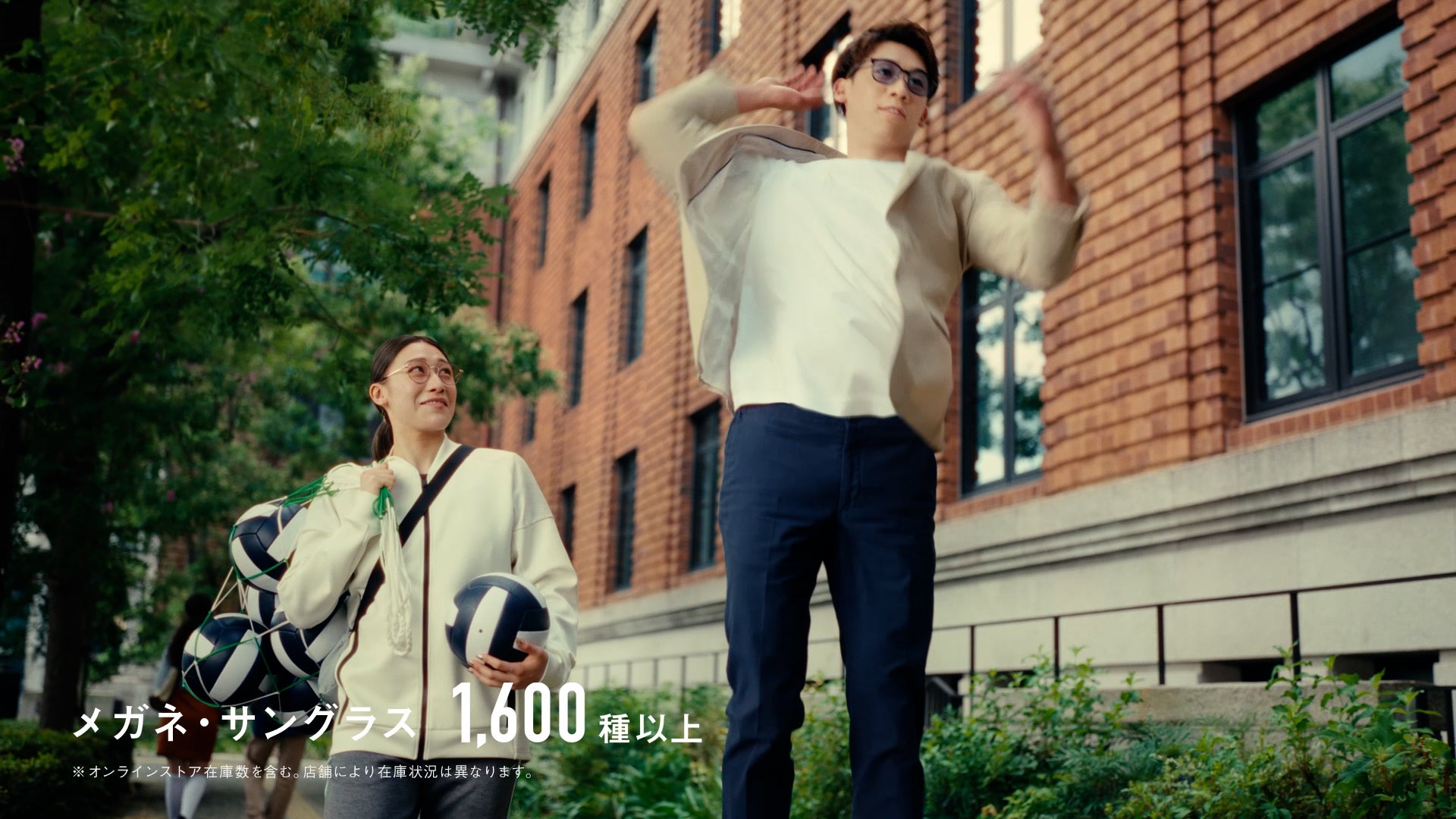 石川真佑選手、石川祐希選手／新CM「Zoff meets 石川兄妹」篇（提供写真）