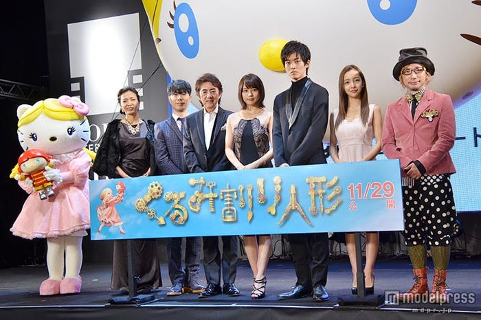 (左から)ハローキティ、安蘭けい、藤井隆、市村正親、有村架純、松坂桃李、板野友美、増田セバスチャン監督