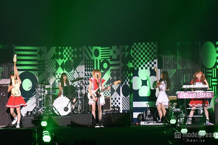 読モバンドsilent Siren 国境をぶち壊して盛り上がりたい キュートなパフォーマンスで会場一体 モデルプレス