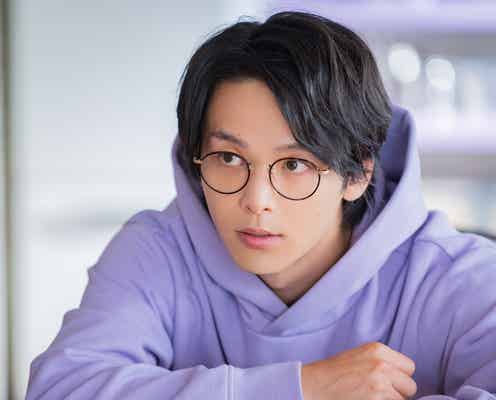 中村倫也、パーカー&メガネ姿でリラックス さりげないスタッフへの気遣いも