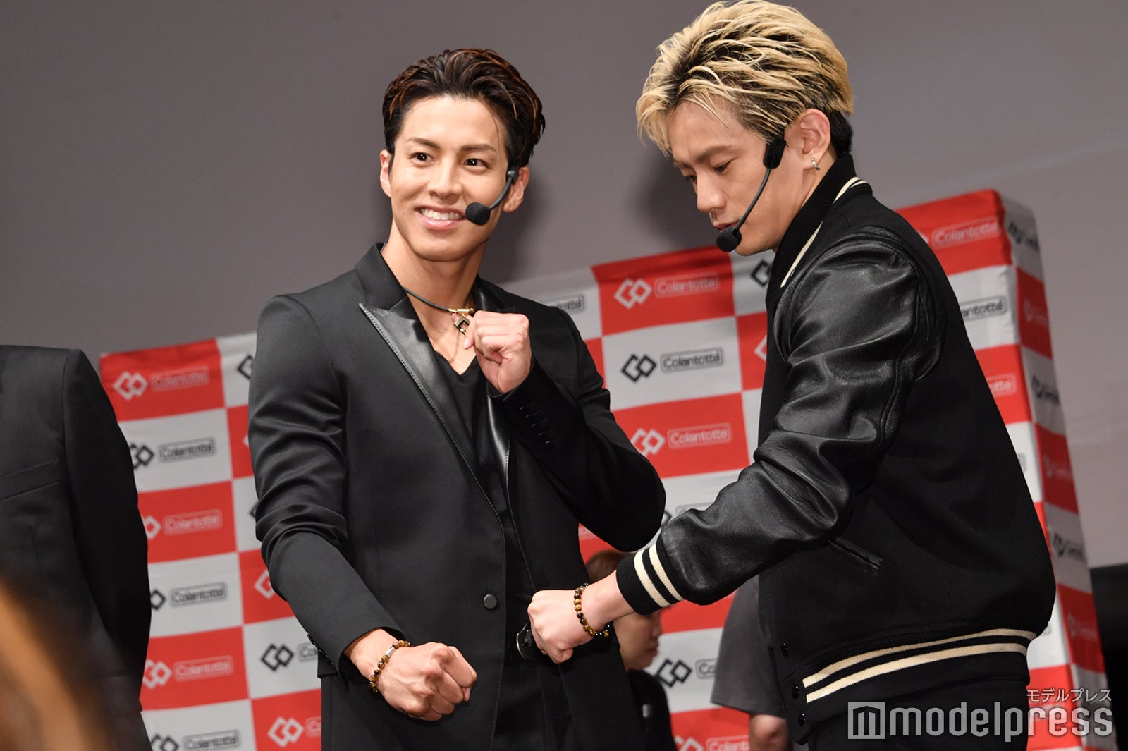 イベントの合間もカメラサービスをするRIKU、浦川翔平（C）モデルプレス