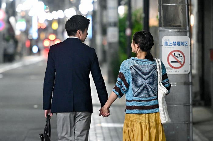 田中圭、上野樹里/「持続可能な恋ですか?~父と娘の結婚行進曲~」第8話より(C)TBS