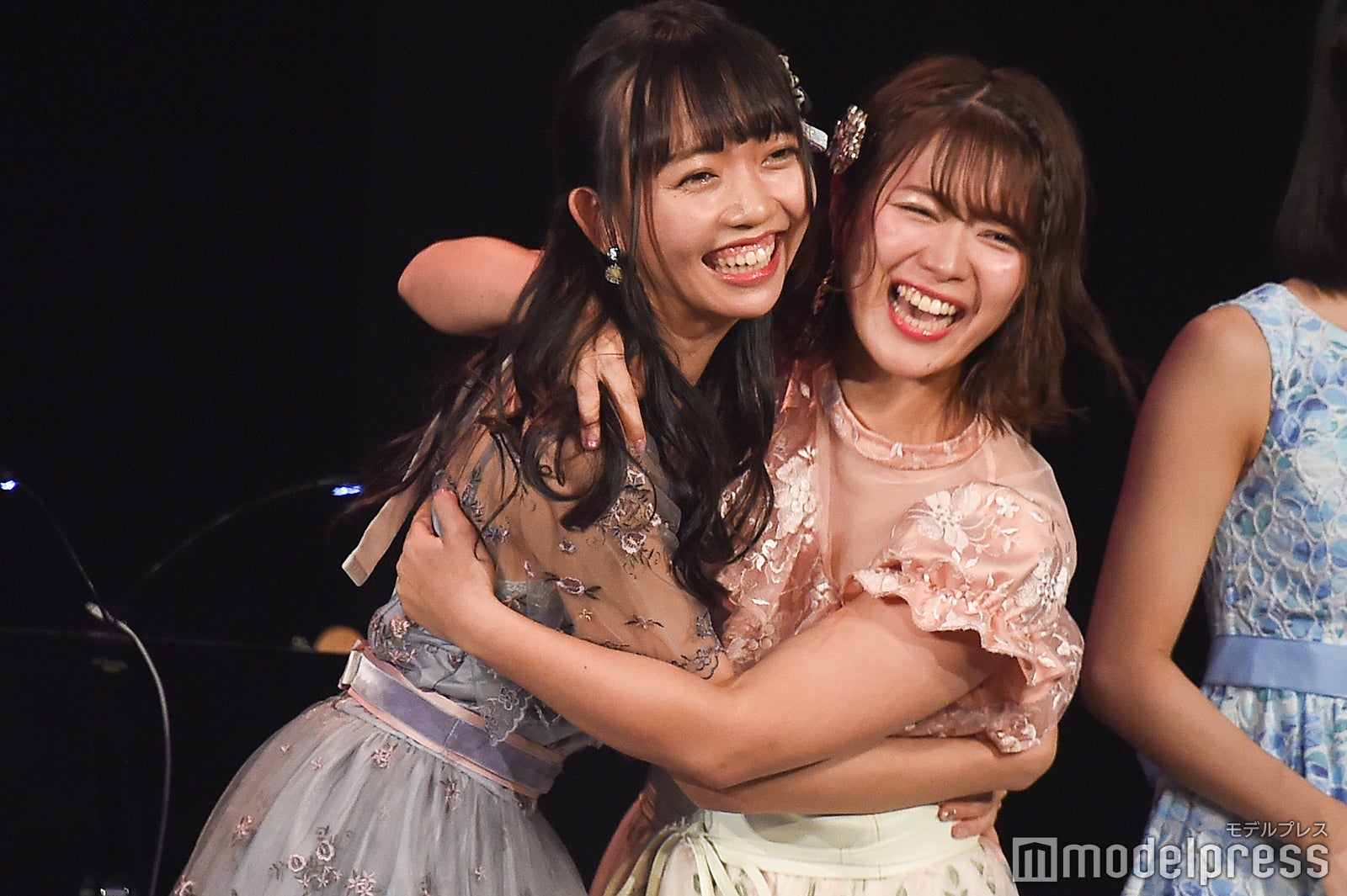 予選通過し喜ぶ野島樺乃と山内鈴蘭／「AKB48グループ歌唱力No.1決定戦」決勝大会 （C）モデルプレス