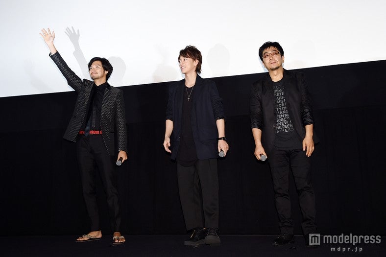 左から：青木崇高、佐藤健、大友啓史監督