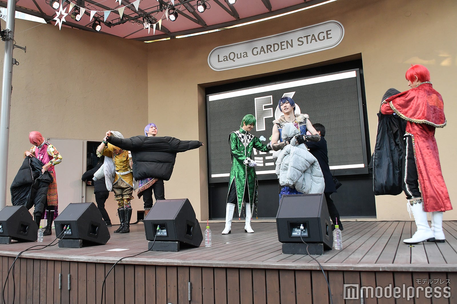 トークコーナーにダウンを着る「F6」 （C）モデルプレス