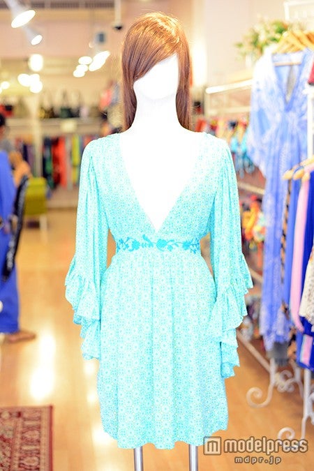 総柄水色ワンピース3，700バーツ（約11，100円）