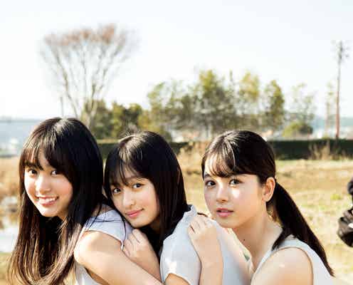 乃木坂46“4期生”遠藤さくら・賀喜遥香・筒井あやめ、ノースリーブで美肌魅せ 密着3ショット