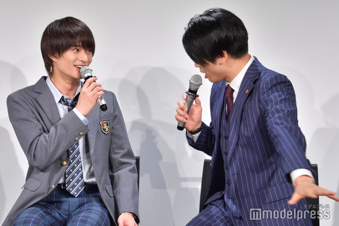 増田からの差し入れの話をする浮所飛貴を「言うなよ~」と嬉しそうに止める(?)増田貴久(C)モデルプレス