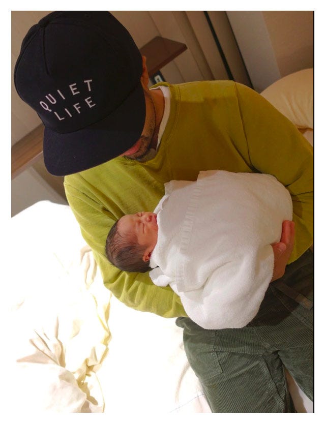 娘を抱く夫・照井憲宇氏/尾崎紗代子オフィシャルブログ(Ameba)より