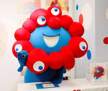 ミャクミャク初写真集「お渡し会」が騒然 涙流す女性、抽選外れたファンも集まり カーテンで仕切る異例事態