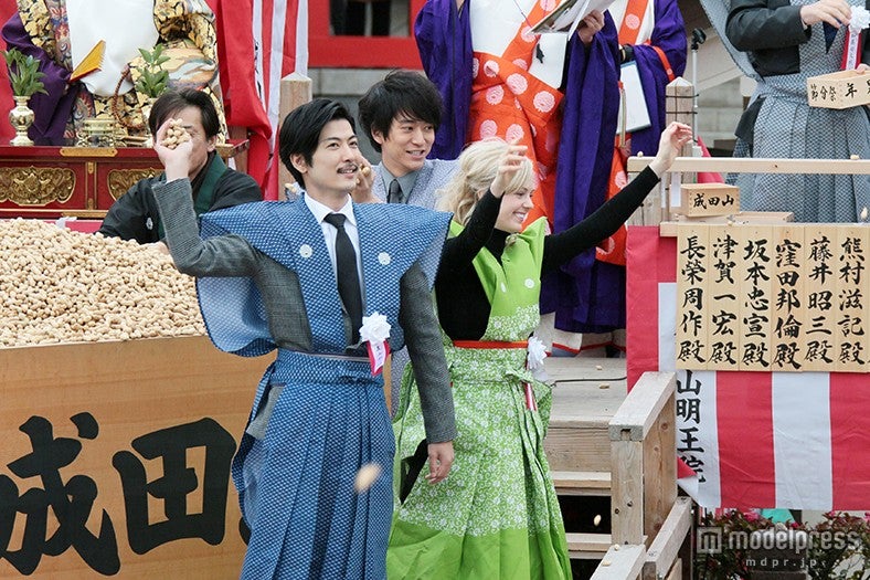 （左から）玉山鉄二、浅香航大、シャーロット・ケイト・フォックス（C）NHK