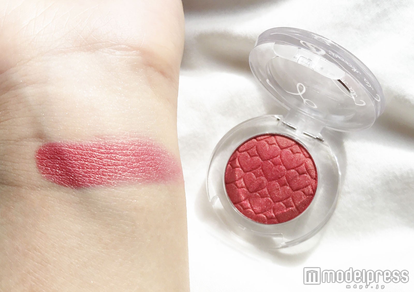 高密着＆高発色の【エチュードハウス】「ルック アット マイ アイズ“RD301”」／写真：Risa（C）モデルプレス