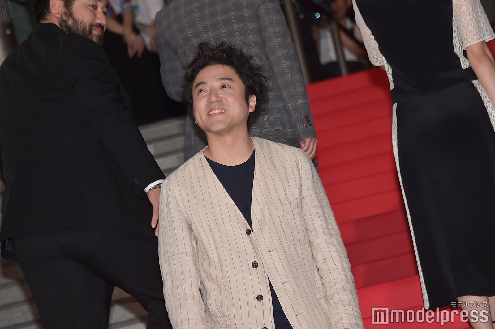 歓声をじっくりと受けるムロツヨシ （C）モデルプレス