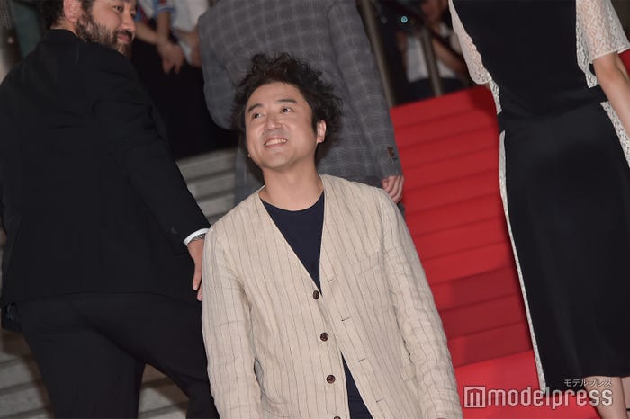 歓声をじっくりと受けるムロツヨシ (C)モデルプレス