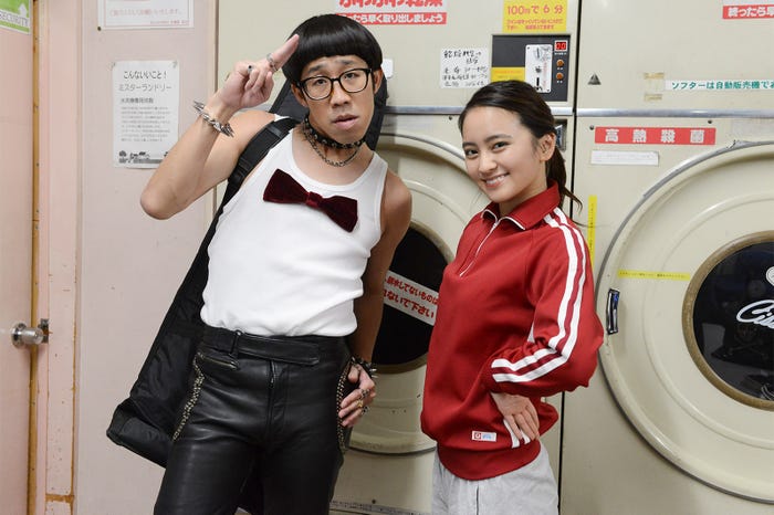 (左から)ひょっこりはん、岡田結実 (C)テレビ朝日