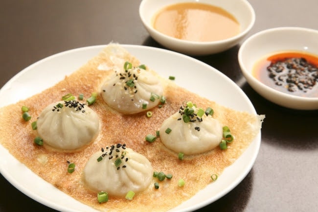 鼎’sの名物羽根つき焼小籠包（4個）３390円／画像提供：フードバディーズ