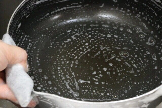 無印良品の水回りの汚れ用　掃除シートでフライパンを洗う
