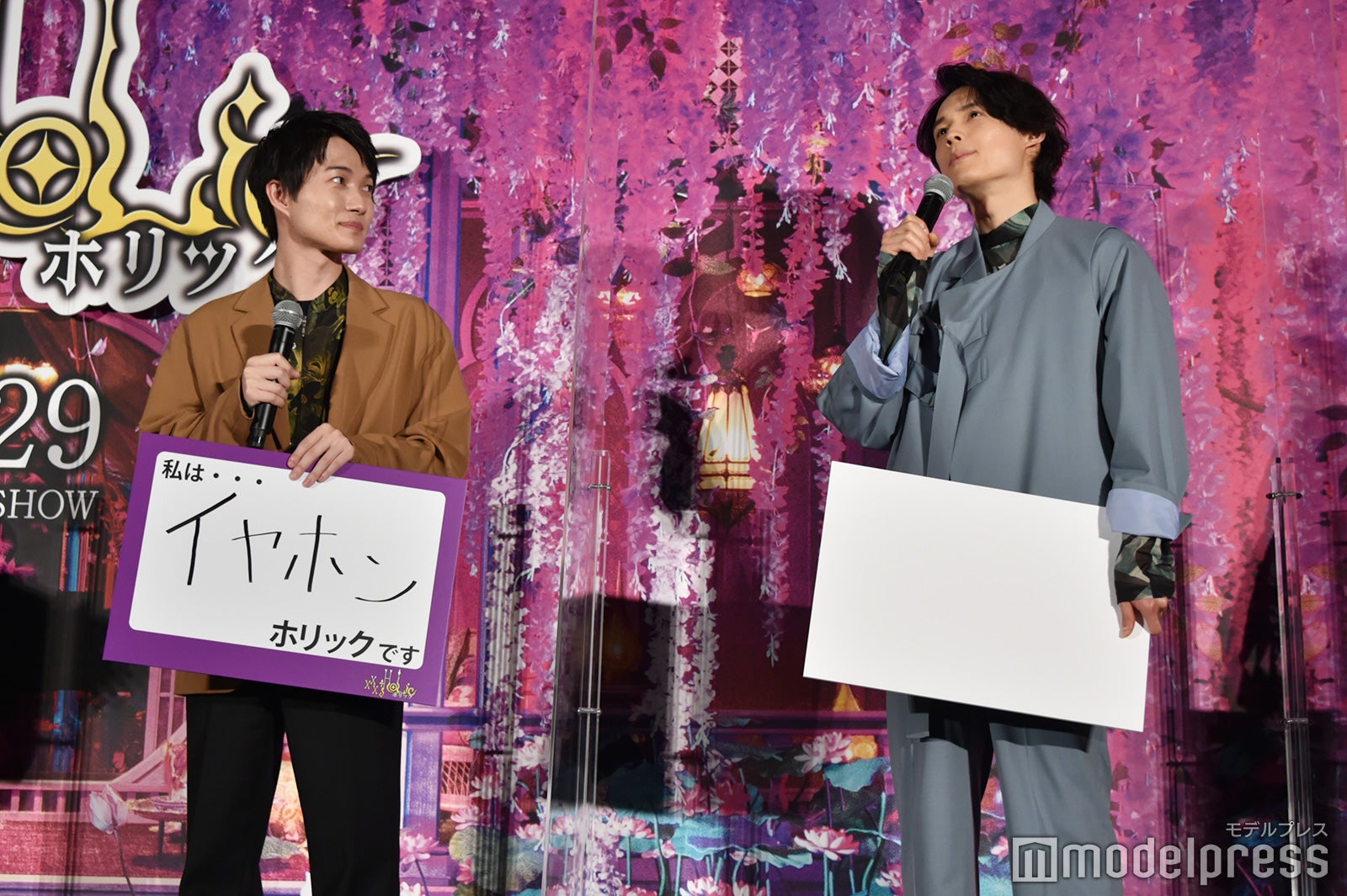 神木隆之介からイヤホンの性能だけを熱弁されて肝心な製品を教えてもらえない松村北斗（C）モデルプレス