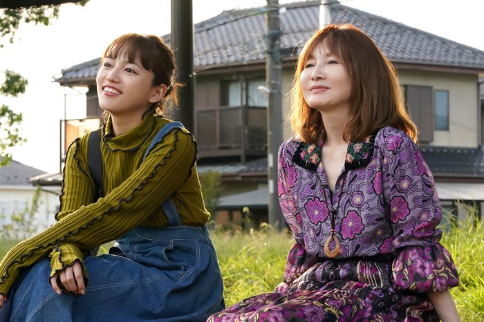 川口春奈、YOU「極主夫道」第4話より(C)日本テレビ・読売テレビ