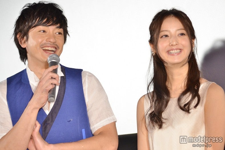 青柳翔（左）、佐々木希（右）