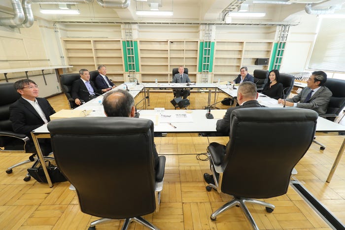 「第2回経営アドバイザリー委員会」の様子(提供写真)