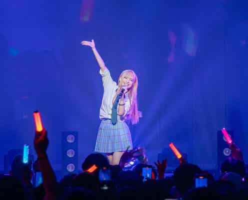 話題のTikToker・あかせあかり、海外ライブ初出演 YOASOBI「アイドル」カバー&コスプレ衣装で2000人魅了