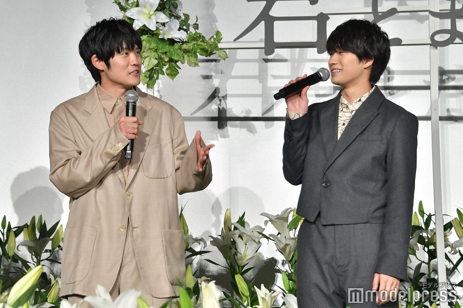 上川周作の話を最後まで聞いていた嶋崎斗亜（C）モデルプレス