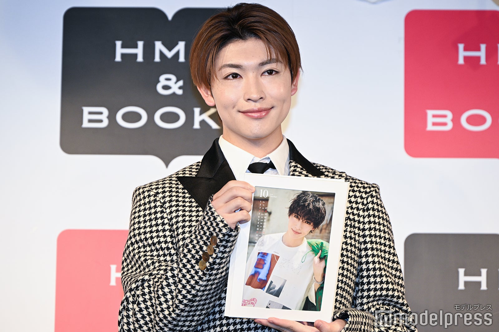 お気に入りカットを紹介する増子敦貴（C）モデルプレス