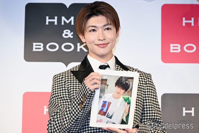 お気に入りカットを紹介する増子敦貴(C)モデルプレス