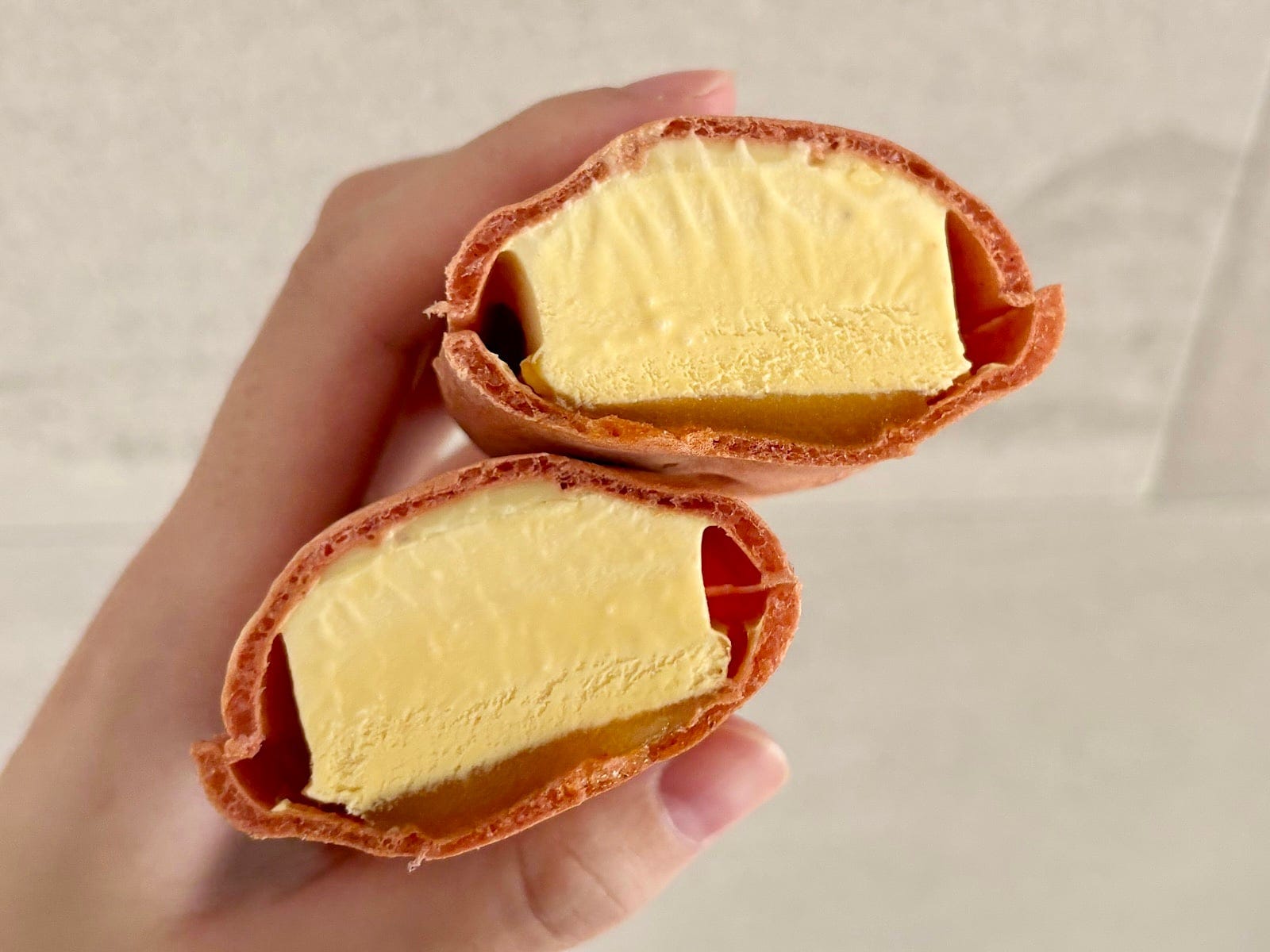 半分にカットすると、さつまいもアイスがぎっしり!