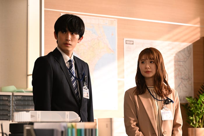 杉野遥亮、小野花梨 「罠の戦争」第6話より(C)カンテレ