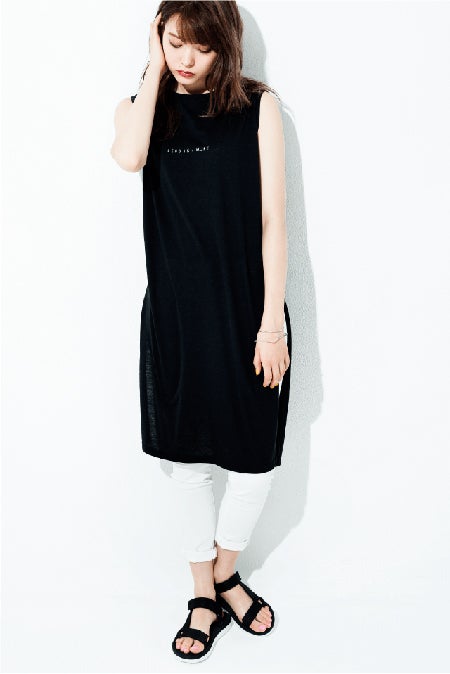 スリットロングタンク￥2,490 スキニーパンツ￥4,990 2連バングル￥1,490 サンダル￥3,490／AZUL by moussy（C）TOPLOG