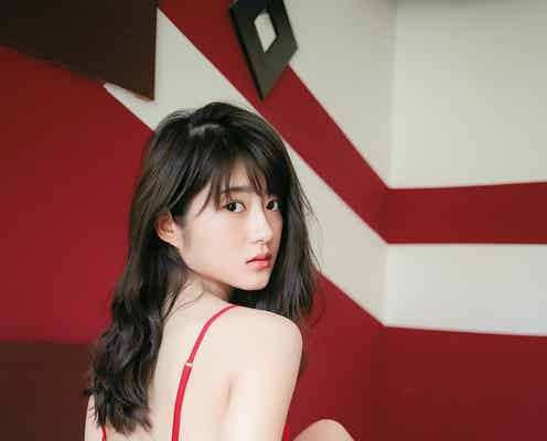 乃木坂46若月佑美の赤い下着ショットが話題 1st写真集「パレット」発売前重版決定
