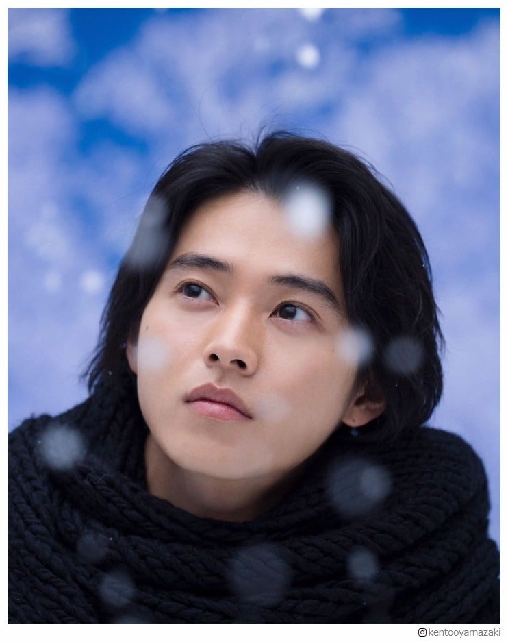 山崎賢人、“雪越し”ショットに「顔面国宝」「イケメンすぎ」の声続々