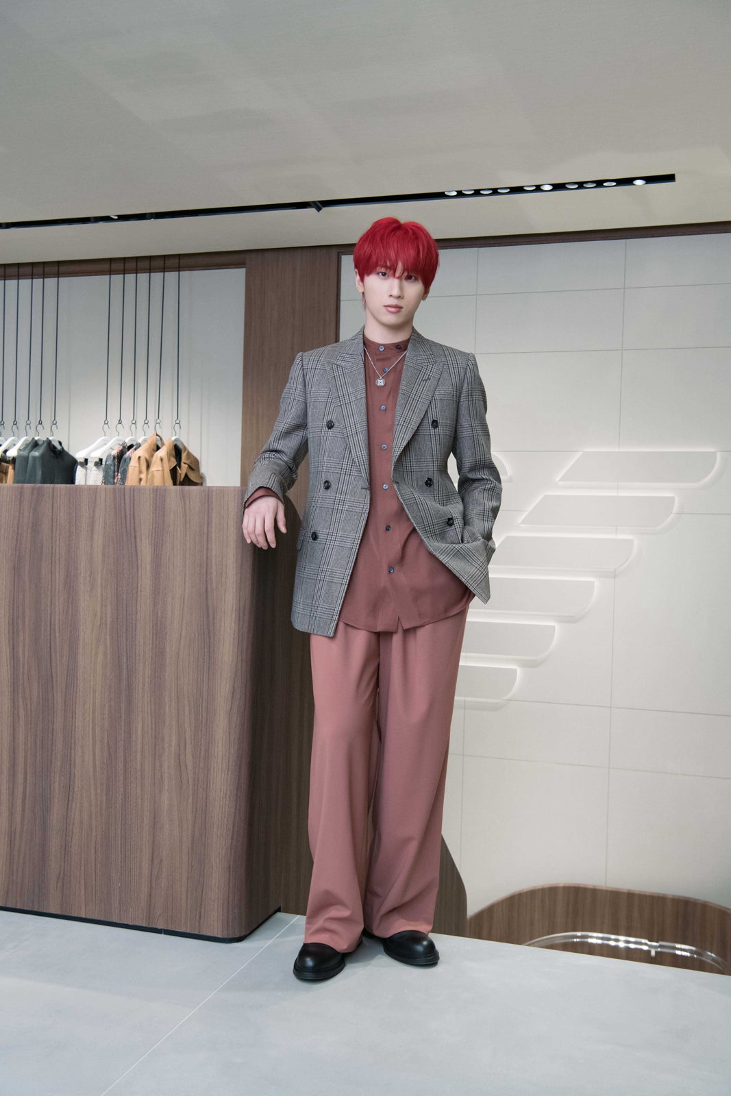 INI「エンポリオ アルマーニ」纏った圧巻スタイル オープニング