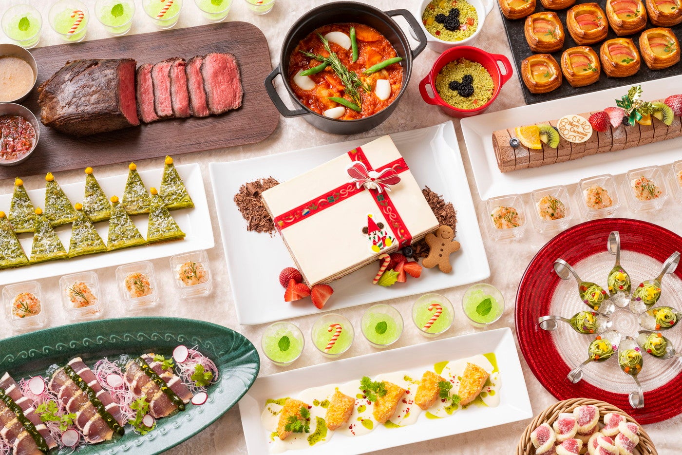 東京ディズニーランドホテル「シャーウッドガーデン・レストラン」“ディズニー・クリスマス”ランチ/ディナーブッフェ7,200円（C）Disney