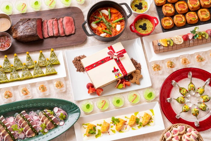 東京ディズニーランドホテル「シャーウッドガーデン・レストラン」“ディズニー・クリスマス”ランチ/ディナーブッフェ7,200円(C)Disney