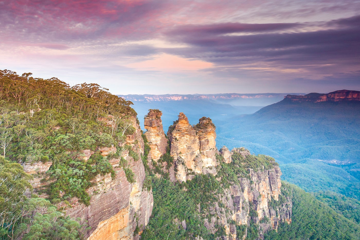 不思議な形の奇岩群「スリーシスターズ」／Destination NSW<br>
