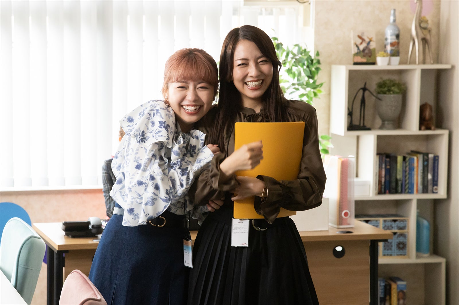 大原優乃、小島梨里杏「結婚予定日」第6話より（C）「結婚予定日」製作委員会・MBS
