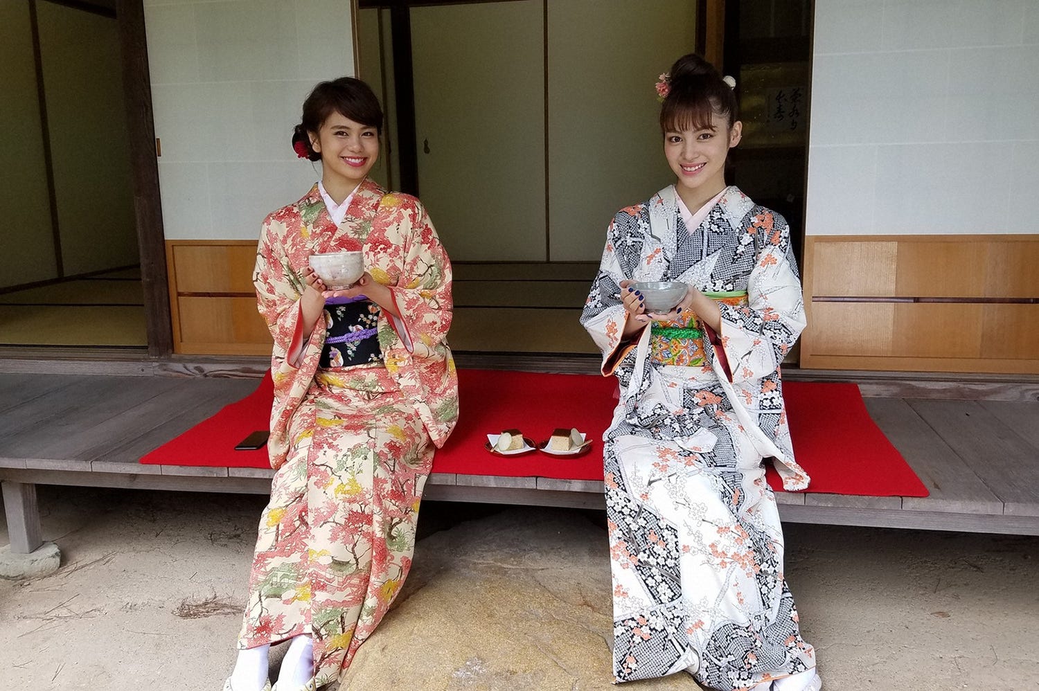 E-girls楓&佐藤晴美、山口2人旅で“3億年”の世界に感動 プールで女子トークも