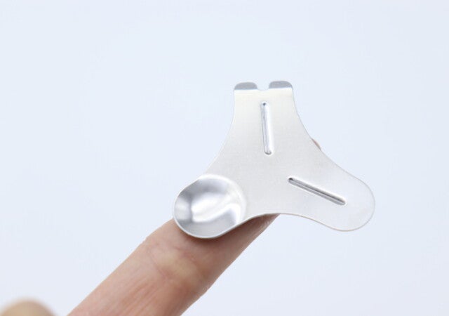 セリアのコレ作った人に感謝！「固すぎて爪終わる…」アレをスムーズにできる便利グッズ