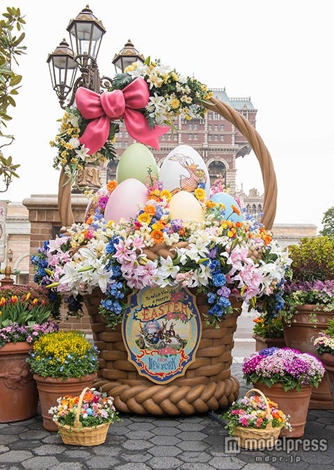 大きなバスケットをモチーフにしたフォトスポット(C)Disney