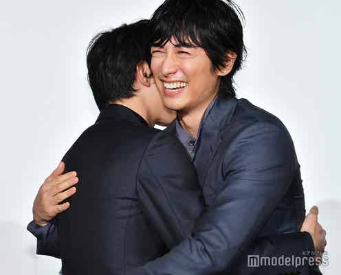 ディーン・フジオカ、吉沢亮と念願の初対面で抱擁「他人じゃないような気がする」<レ・ミゼラブル 終わりなき旅路>