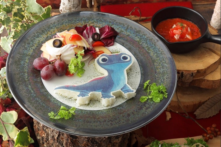 ＜サラマンダー＞かけて楽しい！？真っ赤なトマトカレー　2,190円（C）Disney