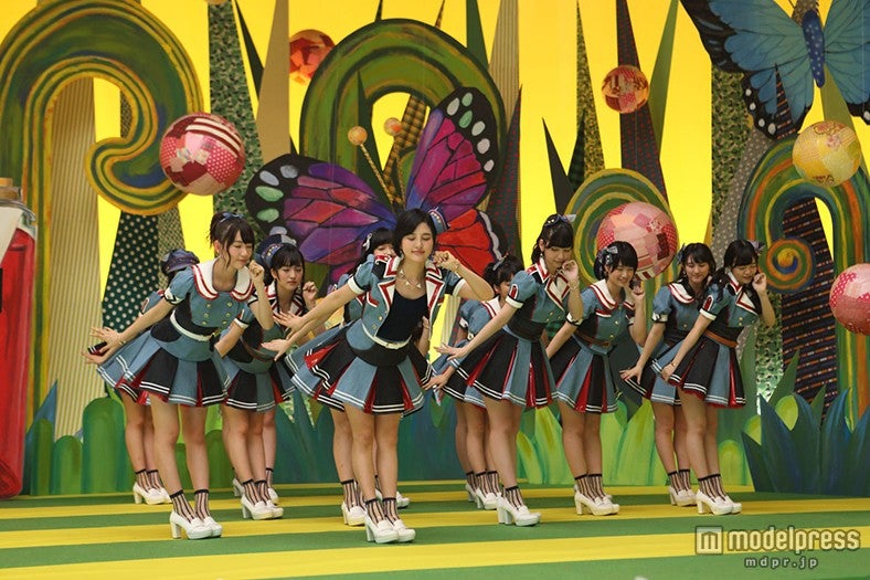 HKT48、キス顔披露「不思議の国のアリス」の世界へ誘う