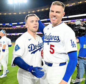 ドジャース 荒ぶるラッシングが劇的一打「本当に厳しい試合だった」3打席連続三振でバットへし折り、手袋噛み外す→意地の一打 テオスカーの氷水シャワーに歓喜の笑み「最高の勝利」