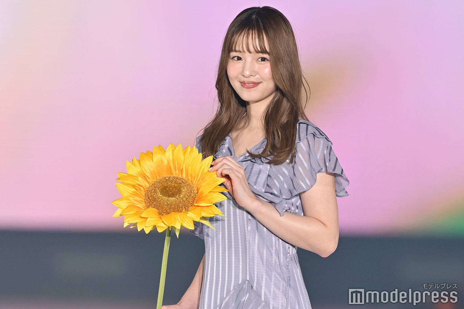 横田真悠、フリルドレスから素肌チラリ【GirlsAward 2025SS】