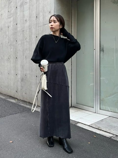 レディース　コーディネート　コーデ　着こなし　トレンド　おしゃれ　お洒落　オシャレ　2022　冬　黒ニット　ニット　セーター　黒　ブラック　スカート